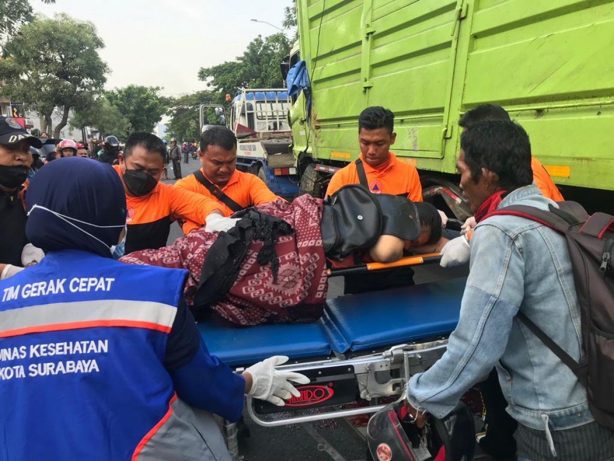 Proses evakuasi ibu muda yang terlibat kecelakaan di Merr Surabaya (Foto: BPBD Kota Surabaya)