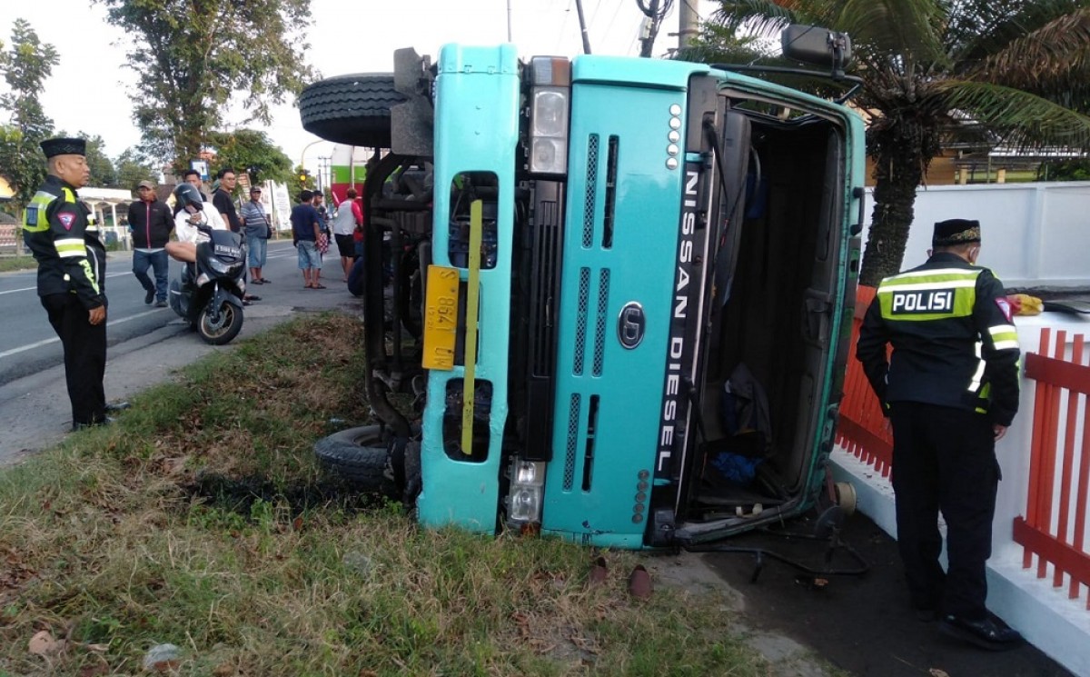 Truk tangki dengan muatan pupuk cair yang terguling lantaran terperosok selokan. (Foto: Satlantas Polres Jombang)