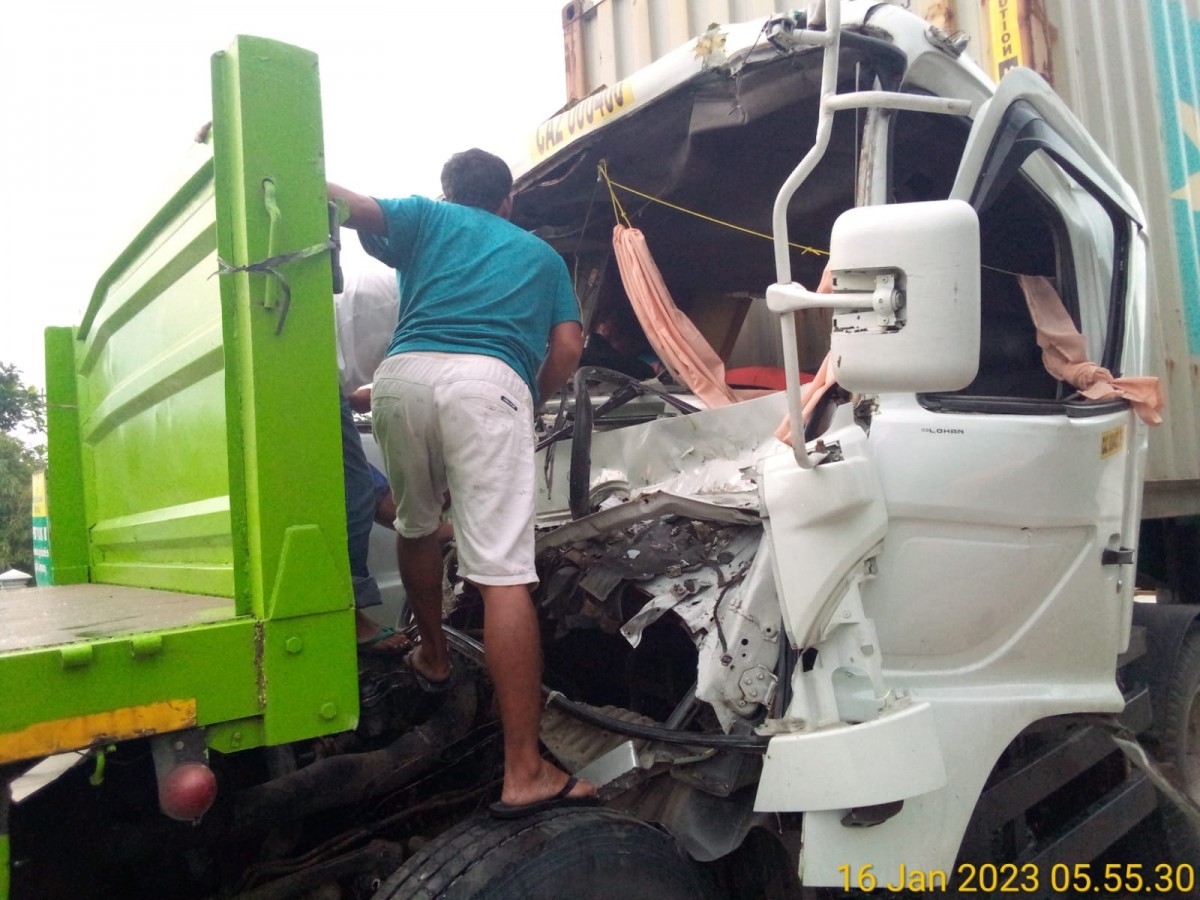 Kondisi bagian depan truk yang terlibat laka beruntun di jalan raya Desa Glagahan Perak Jombang.(Satlantas Polres Jombang for jatimnow.com)
