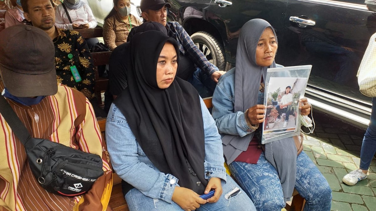 Orang tua korban tragedi Kanjuruhan hadir di PN Surabaya. (Foto-foto: Fajar Mujianto/jatimnow.com)