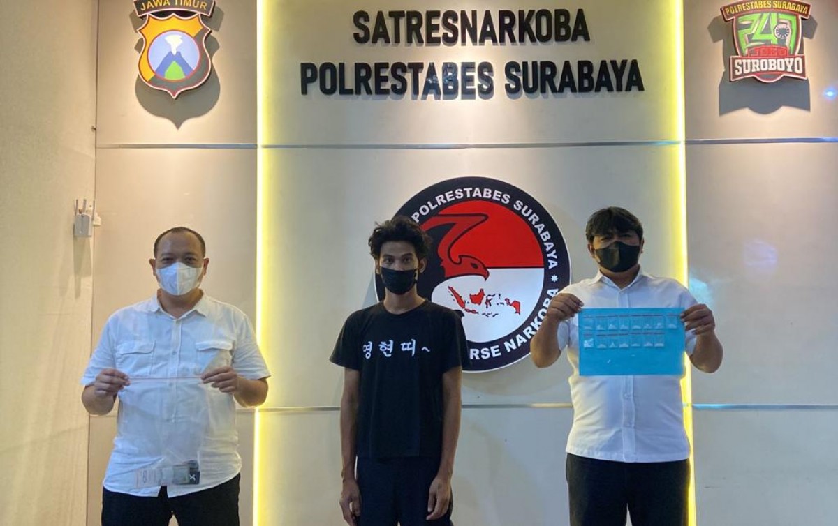 Tersangka penjual Narkoba kreditan. (Foto: Satnarkoba Polrestabes Surabaya)