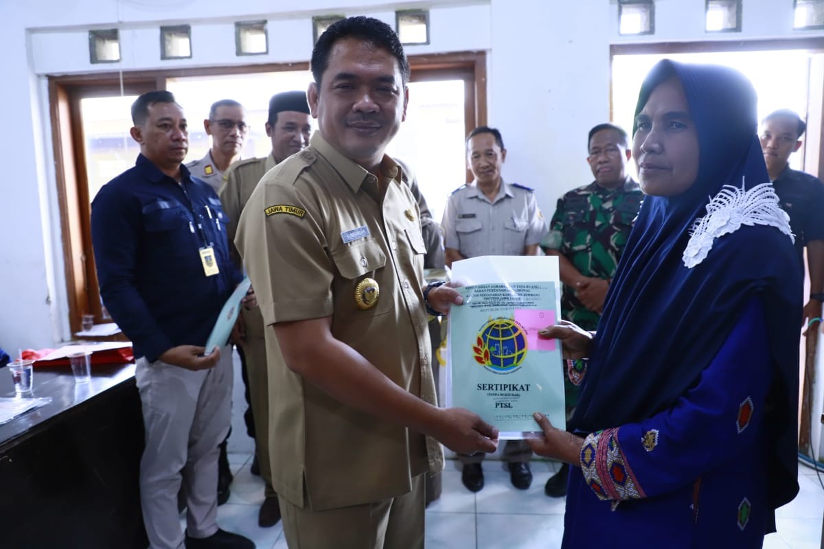 Gembiranya Warga Ceweng, Jombang saat Terima Sertifikat Program PTSL