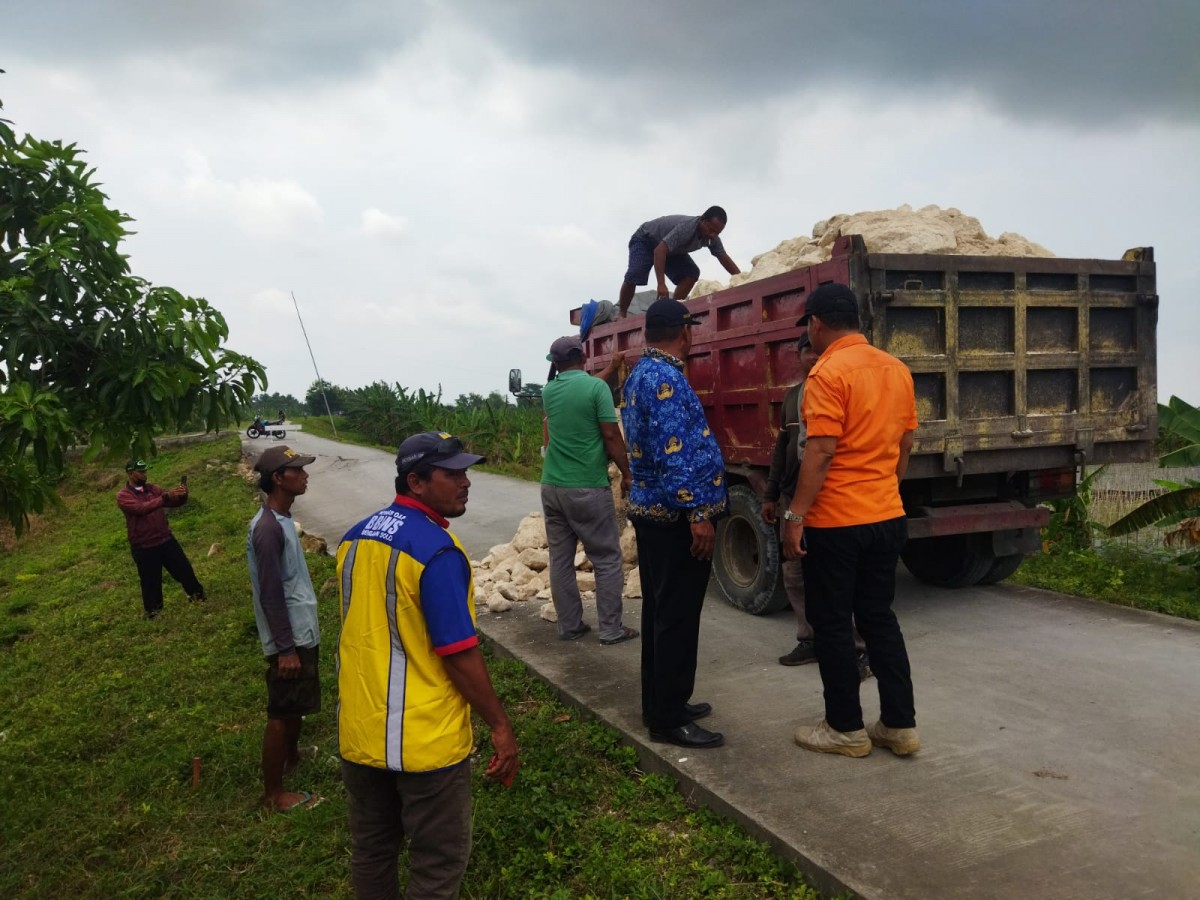Penanganan jalan ambles di Desa Bulutigo, Kecamatan Laren, Kabupaten Lamongan (Foto: Adyad Ammy Iffansah/jatimnow.com)