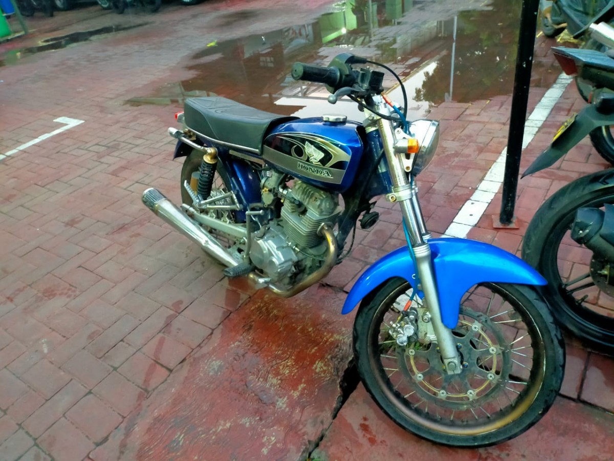 Barang bukti motor curian diamankan di Polsek Tambaksari. (Foto: Polsek Tambaksari for jatimnow.com)