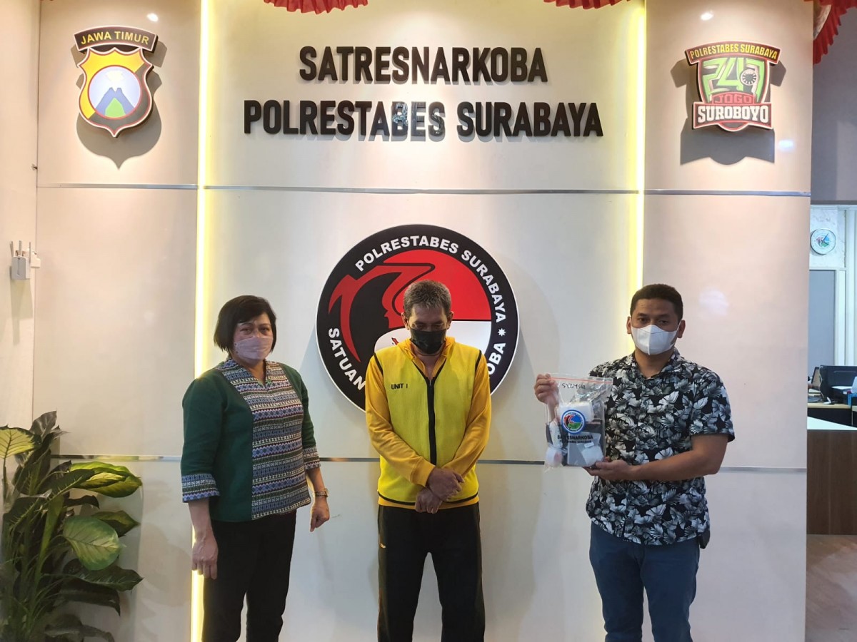 Tersangka SH bandar Narkoba diamankan polisi. (Foto: Satnarkoba Polrestabes Surabaya)