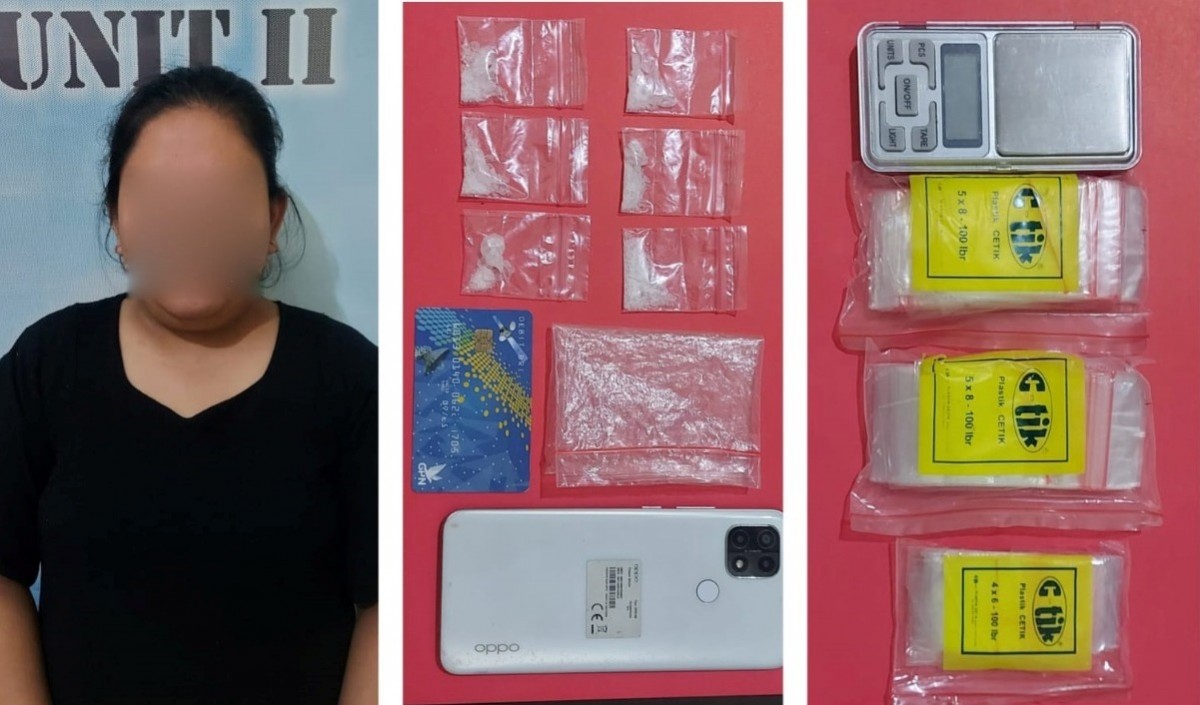 Emak-emak asal Mojokerto bersama barang bukti narkoba diamankan di Mapolres Jombang (Foto: Humas Polres Jombang)