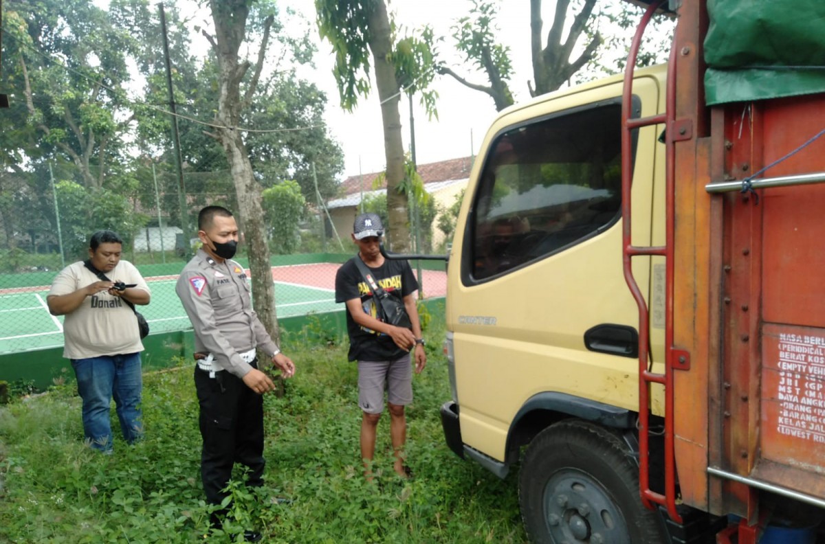 Polisi saat melakukan olah TKP di lokasi lakalantas.(Foto: Polsek Mojoagung)