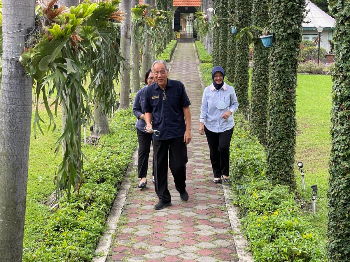 Dokter Sulung Budianto bersama dokter-dokter RS Darmo Surabaya saat hospital tour. (Foto-foto: Zain Ahmad/jatimnow.com).