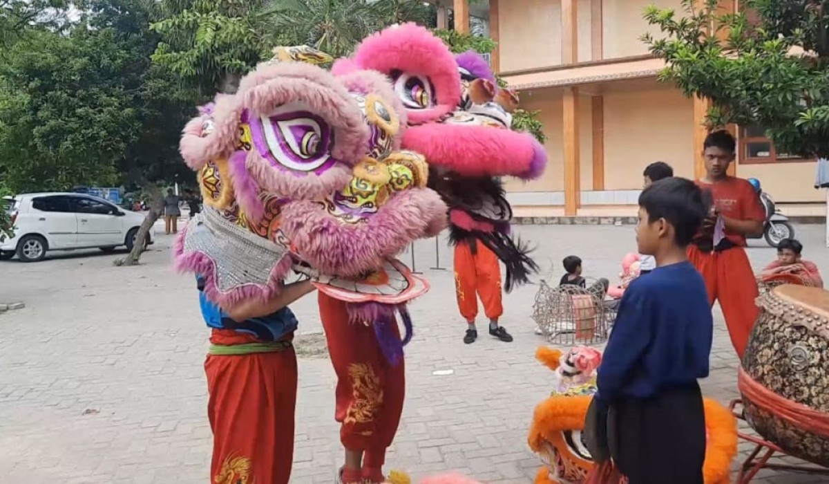 Santri Ponpes Sunan Drajat Lamongan saat berlatih Barongsai. (Foto : Adyad Ammy Iffansah/jatimnow.com)