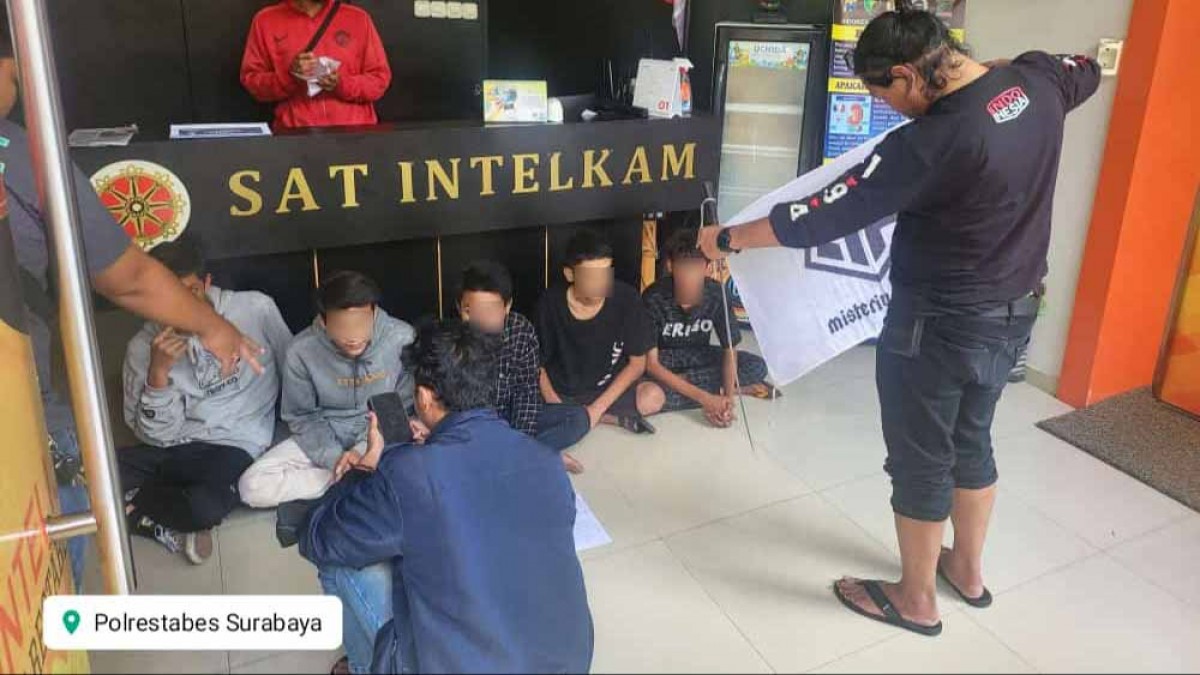 Gangster bersajam saat diamankan polisi. (foto: Satintelkam Polrestabes Surabaya for jatimnow.com)