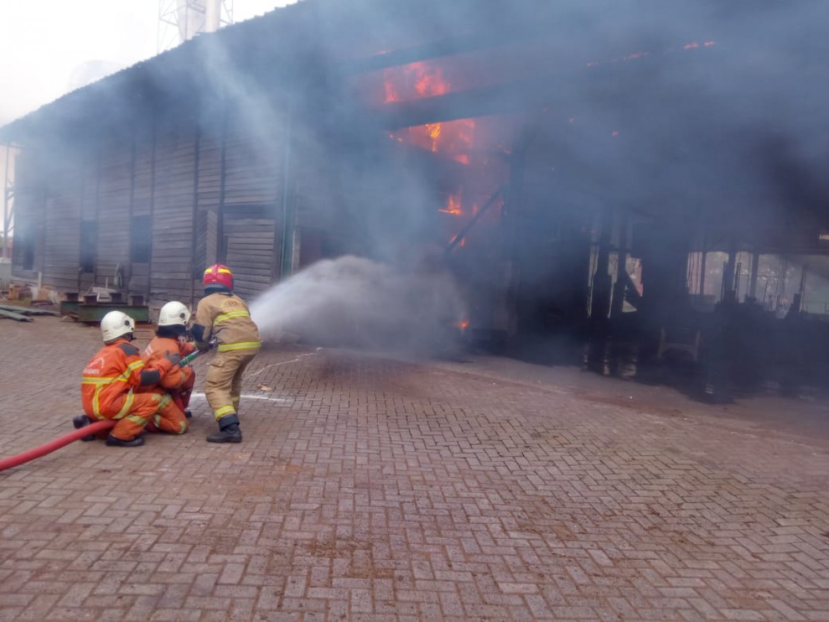 Petugas saat berusaha memadamkan api. (Foto: Kedaruratan 112 Surabaya for jatimnow.com)
