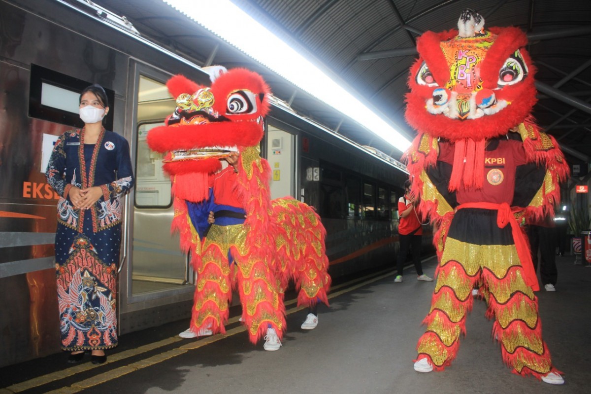 Imlek 2023, Barongsai Bagikan Kue Kerangjang di Stasiun Gubeng Surabaya