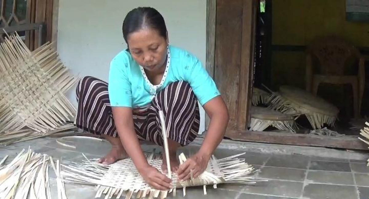 Pembuatan tampah dari bambu yang ada di Dusun Tempuran, Desa Kedungjati, Kecamatan Kabuh. (Foto-foto: Elok Aprianto/jatimnow.com)