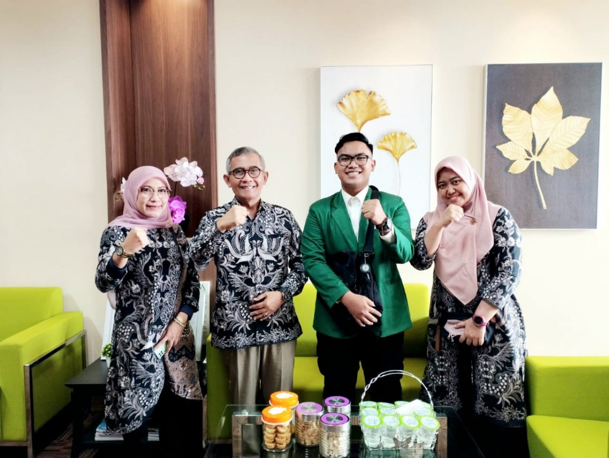 Naufal Ilham Saputra saat meminta izin berangkat ke Jepang kepada Rektor Unusa (Foto: Humas Unusa)