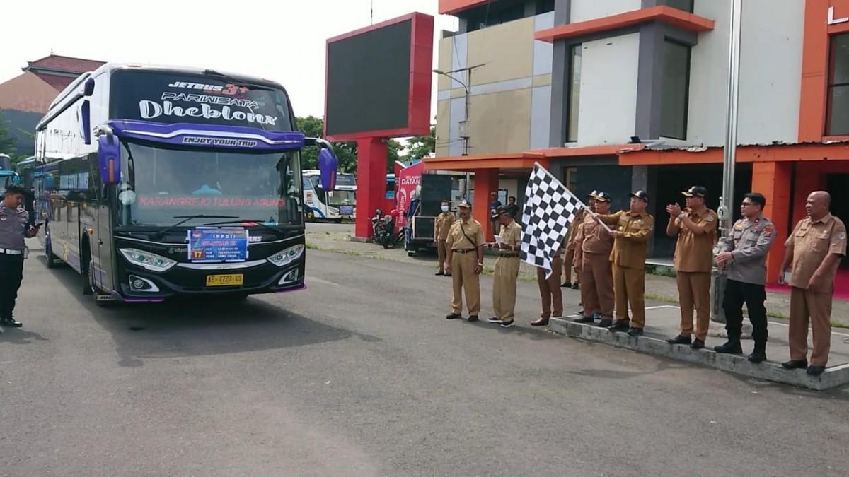Ratusan perangkat desa di Tulungagung hendak berangkat ke Jakarta. (Foto: Bramanta Pamungkas/jatimnow.com)