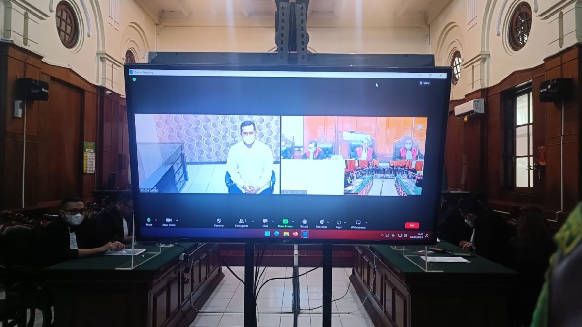 Suasana sidang agenda eksepsi tiga polisi terdakwa kasus tragedi kanjuruhan di ruang cakra PN Surabaya. (Foto: Zain Ahmad/jatimnow.com)