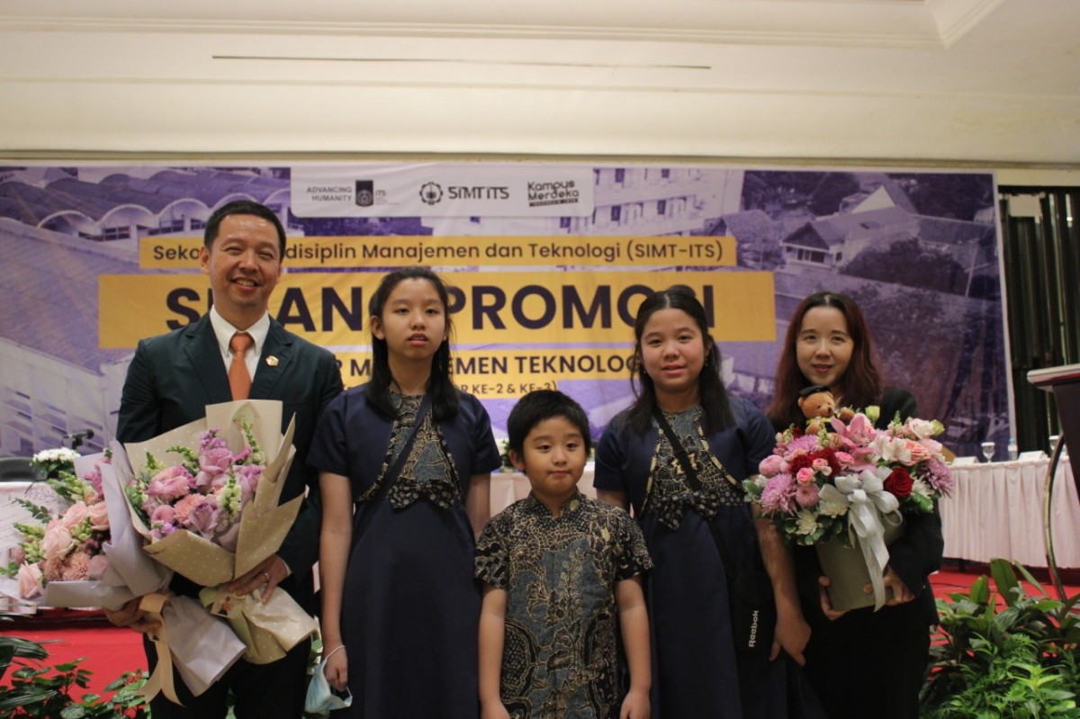 Dr Kyatmaja Lookman Bcom SH MBA (kiri) dan Dr Ira Margaritha Sugianto BSc SH MTM (kanan) bersama putra putrinya usai Sidang Terbuka Promosi Doktor ITS di Hotel Bumi Surabaya. (Foto: Humas ITS for jatimnow.com)