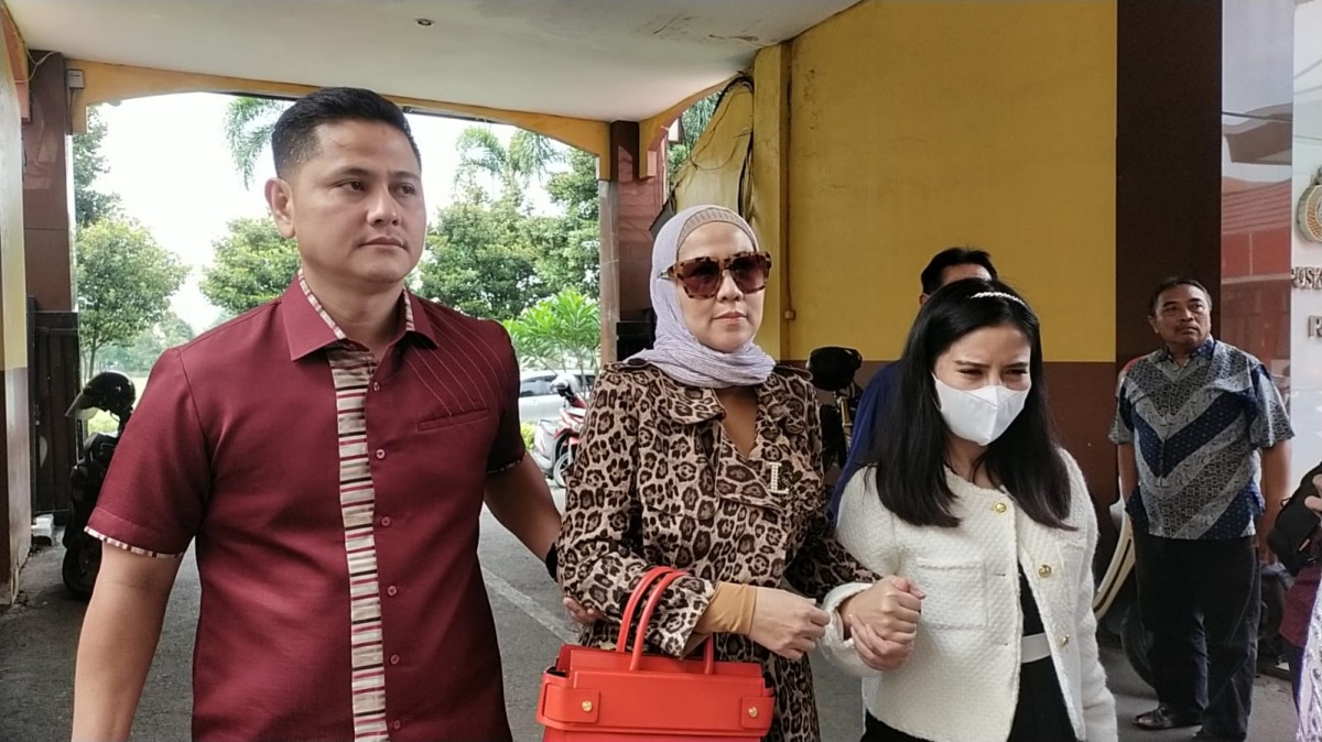 Venna Melinda didampingi adik kandungnya, Reza Mahastra dan asisten pribadi Hotman Paris, kuasa hukum Venna saat mendatangi Polda Jatim. (Foto: Zain Ahmad/jatimnow.com)