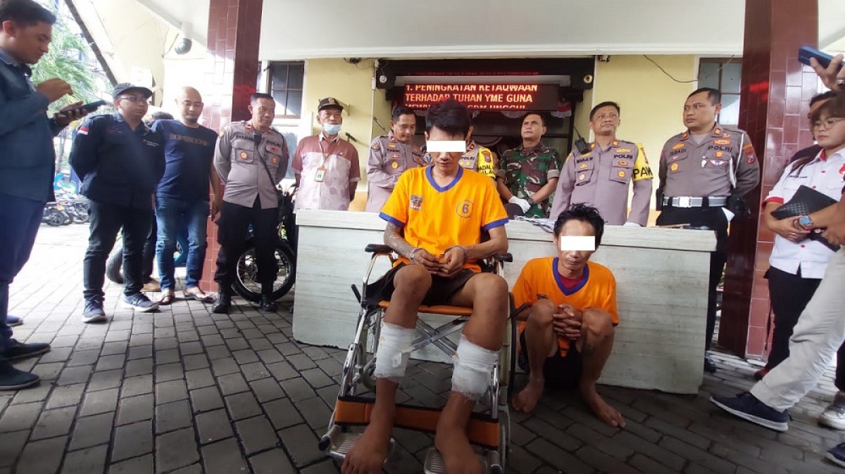 Dua tersangka saat diamankan Unit Reskrim Polsek Tegalsari. (Foto: Zain Ahmad/jatimnow.com)