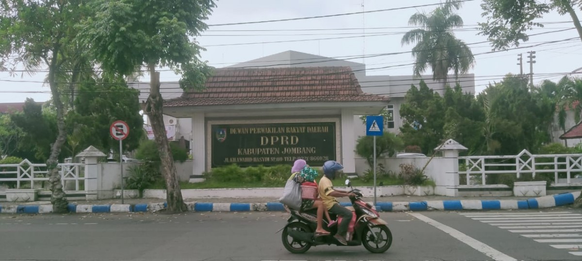 Kantor DPRD Jombang yang ada di jalan KH. Wahid Hasyim No.110, Dusun Tugu, Desa Kepatihan, Kecamatan Jombang. (Foto: Elok Aprianto/jatimnow.com)