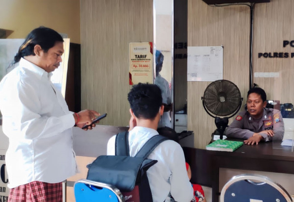 Taufik Monyong saat mengantar anaknya membuat laporan polisi (Foto-foto: Taufik for jatimnow.com)