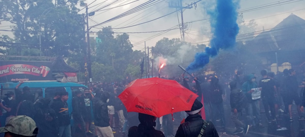 Massa saat melakukan aksinya. (Foto-foto: Galih Rakasiwi/jatimnow.com)