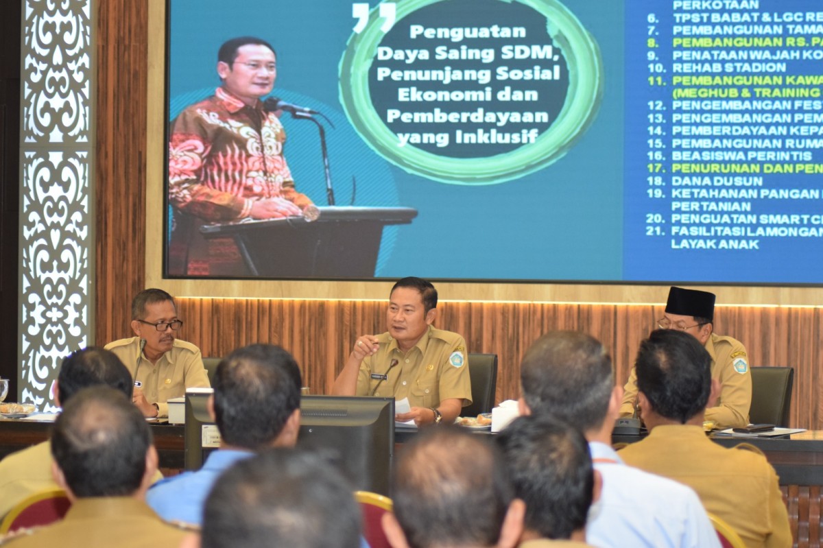 Bupati Lamongan Yuhronur Efendi (Pak Yes) saat menggelar pertemuan dengan camat dan kepala OPD (Foto: Humas Pemkab Lamongan for jatimnow.com)