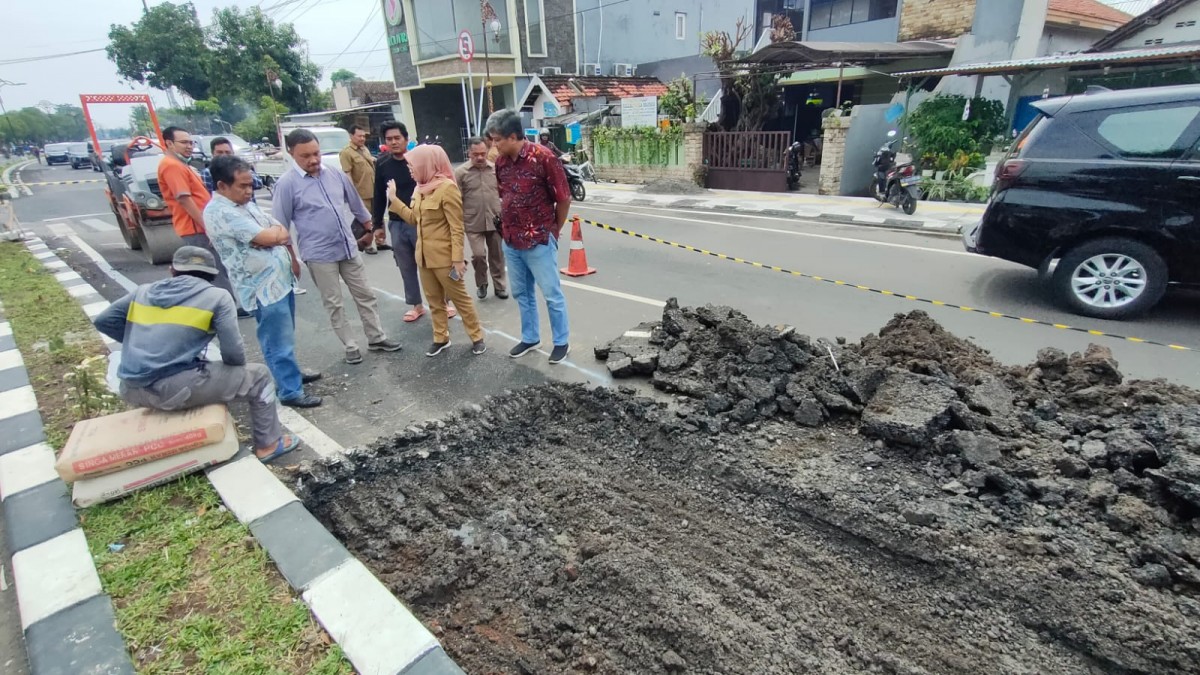 Anggota DPRD Kota Mojokerto saat sidak megaproyek Jalan Empunala (Foto: Karno for jatimnow.com)