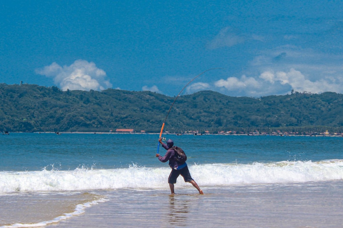 Nelayan saat mencari ikan di tepi Pantai Gerangan, Tulungagung (Foto: Bramanta Pamungkas/jatimnow.com)