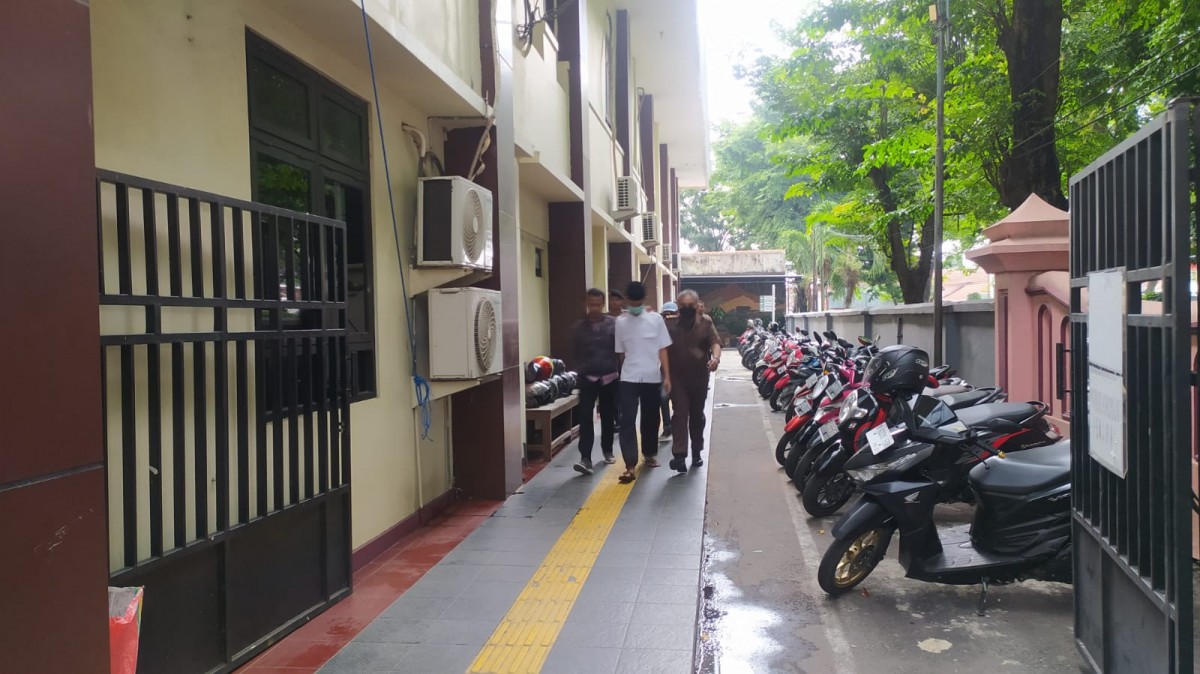 Santri yang sebabkan temannya terbakar hingga meninggal di Pasuruan usai menjalani sidang (Foto: Moch Rois/jatimnow.com)