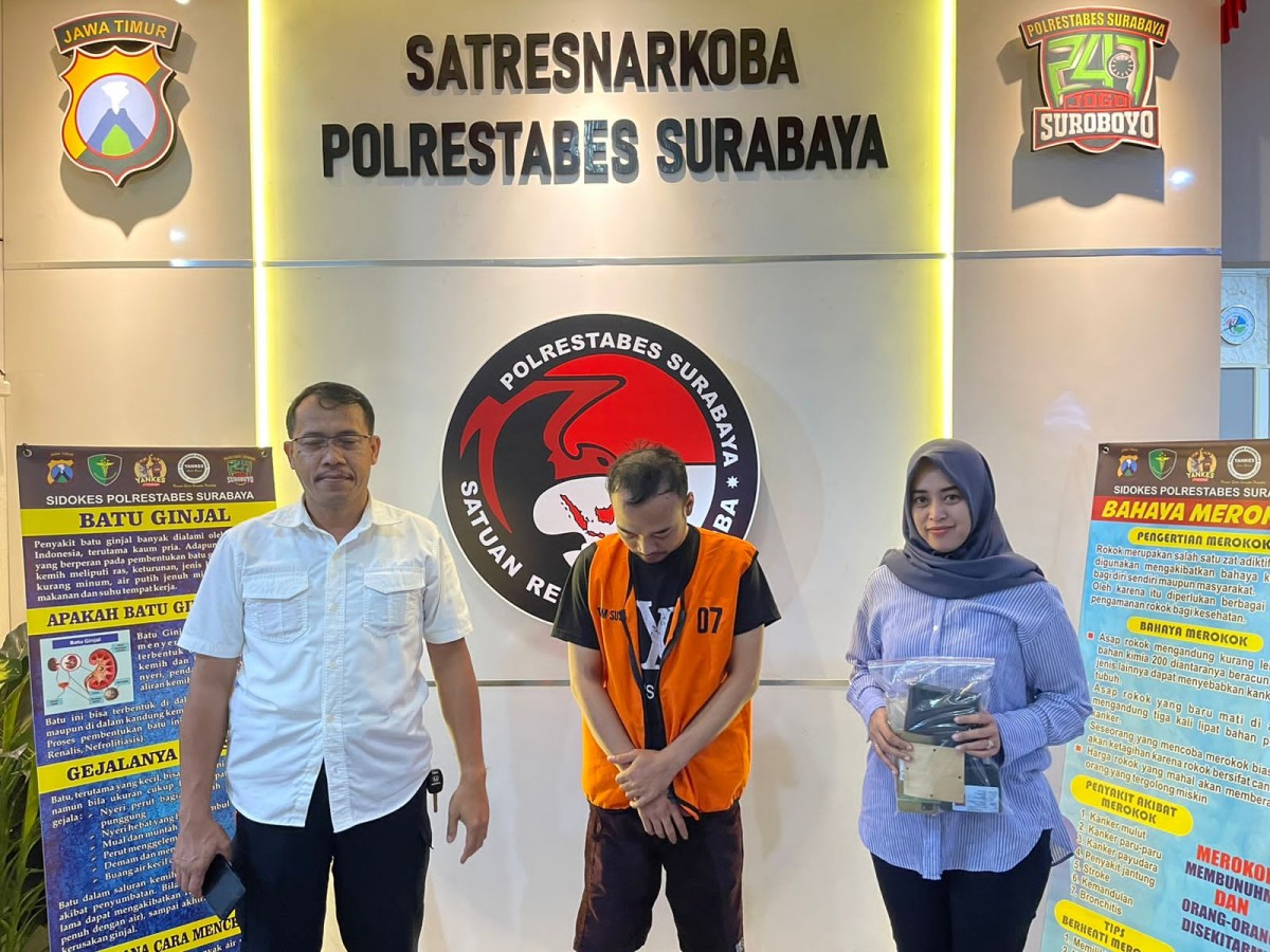 Kuli serabutan yang nyambi edarkan sabu (Foto: Satresnarkoba Polrestabes Surabaya)