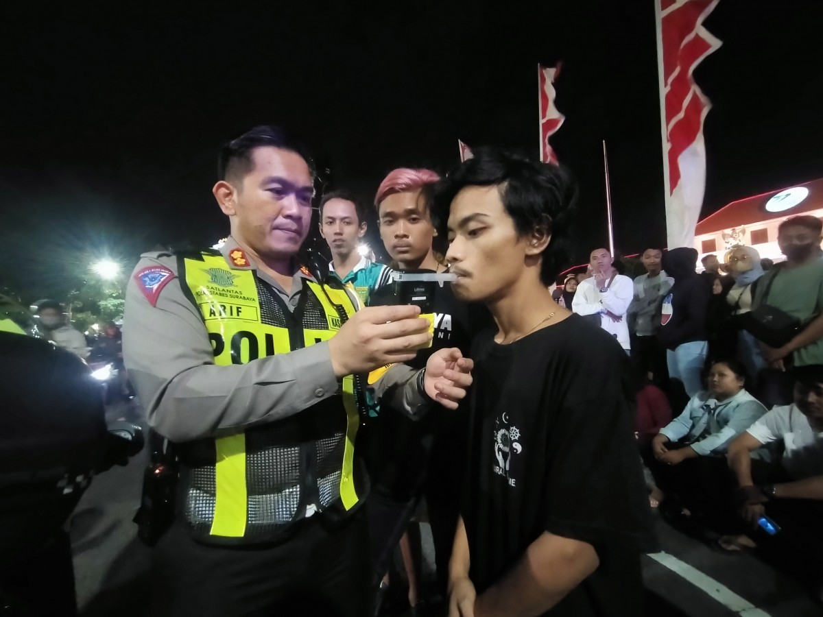 Polisi Amankan 'Pocong' Mabuk Miras yang Ikut Konvoi di Surabaya