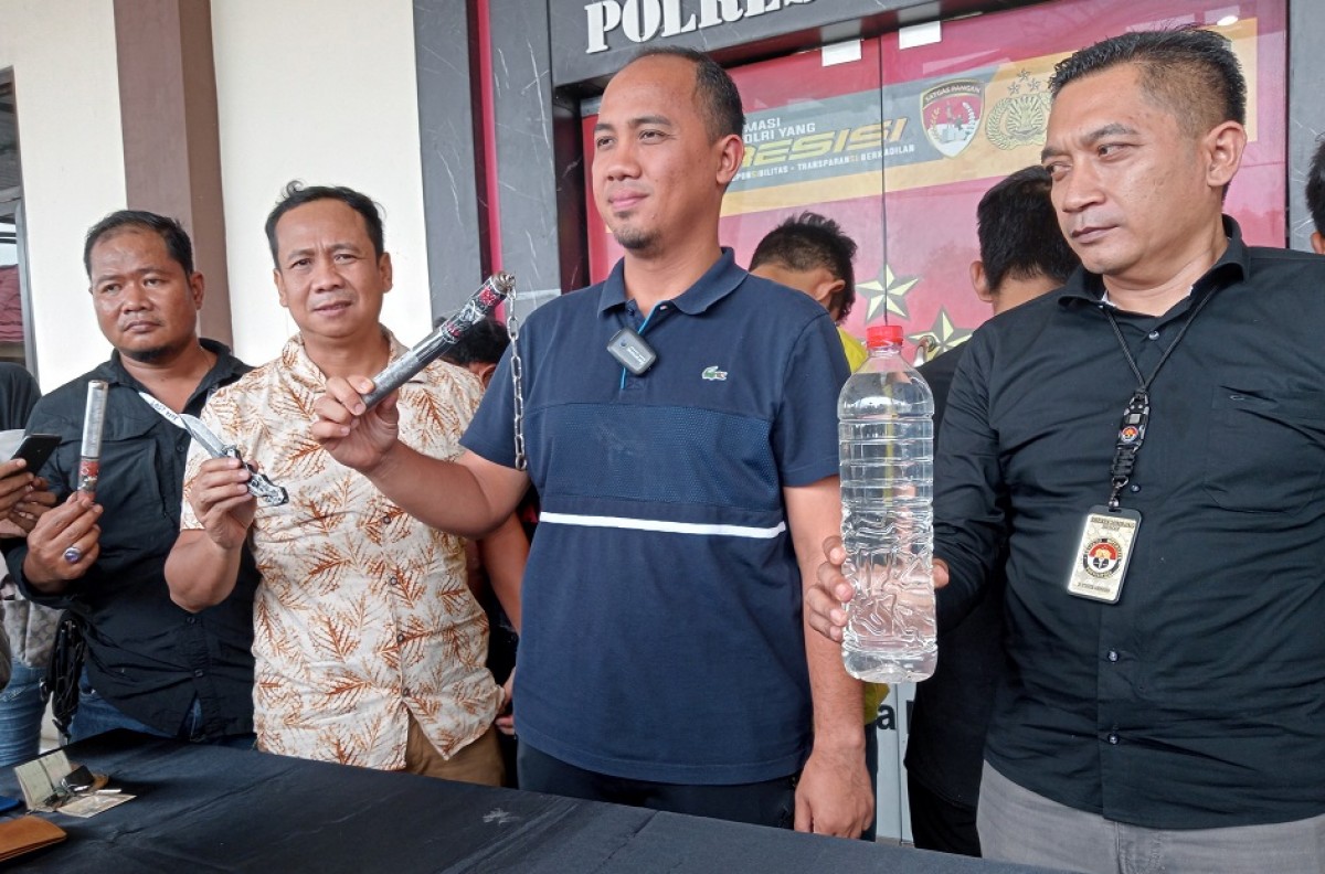 Oknum anggota perguruan silat dan barang bukti diamankan Satreskrim Polres Jombang.(Foto: Elok Aprianto/jatimnow.com)