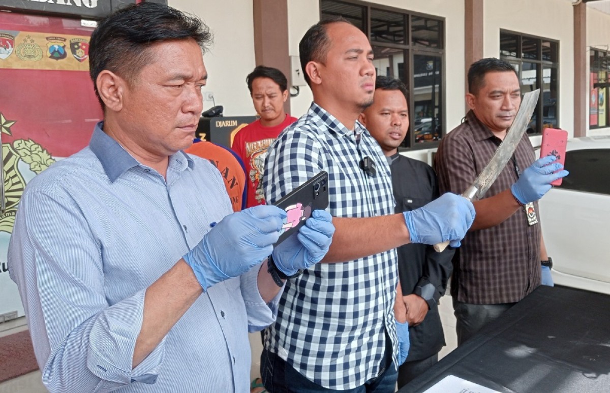 Kasat Reskrim Polres Jombang AKP Giadi saat menunjukkan barang bukti. (Foto: Elok Aprianto/jatimnow.com)