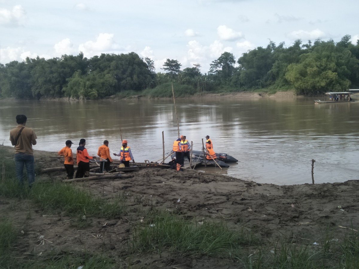 Tim SAR gabungan melakukan pencarian di Sungai Bengawan Solo di Bojonegoro (Foto: Misbahul Munir/jatimnow.com)