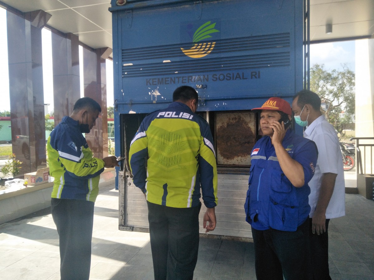 Truk yang mengangkut pindahan barang ke kantor Dinsos Bojonegoro yang baru (Foto: Misbahul Munir/jatimnow.com)