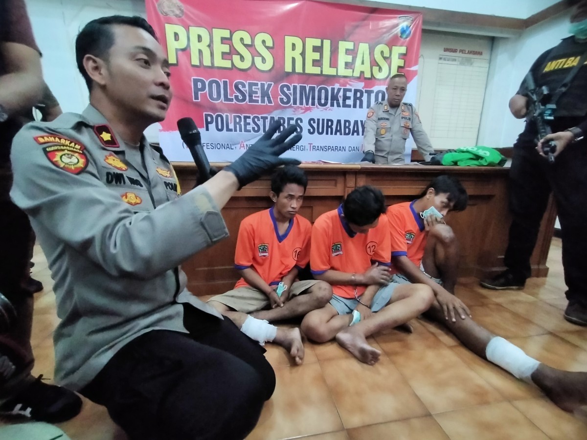 Komplotan bandit pencuri motor dilumpuhkan kakinya oleh Unit Reskrim Polsek Simokerto, Surabaya (Foto-foto: Fahrizal Tito/jatimnow.com)