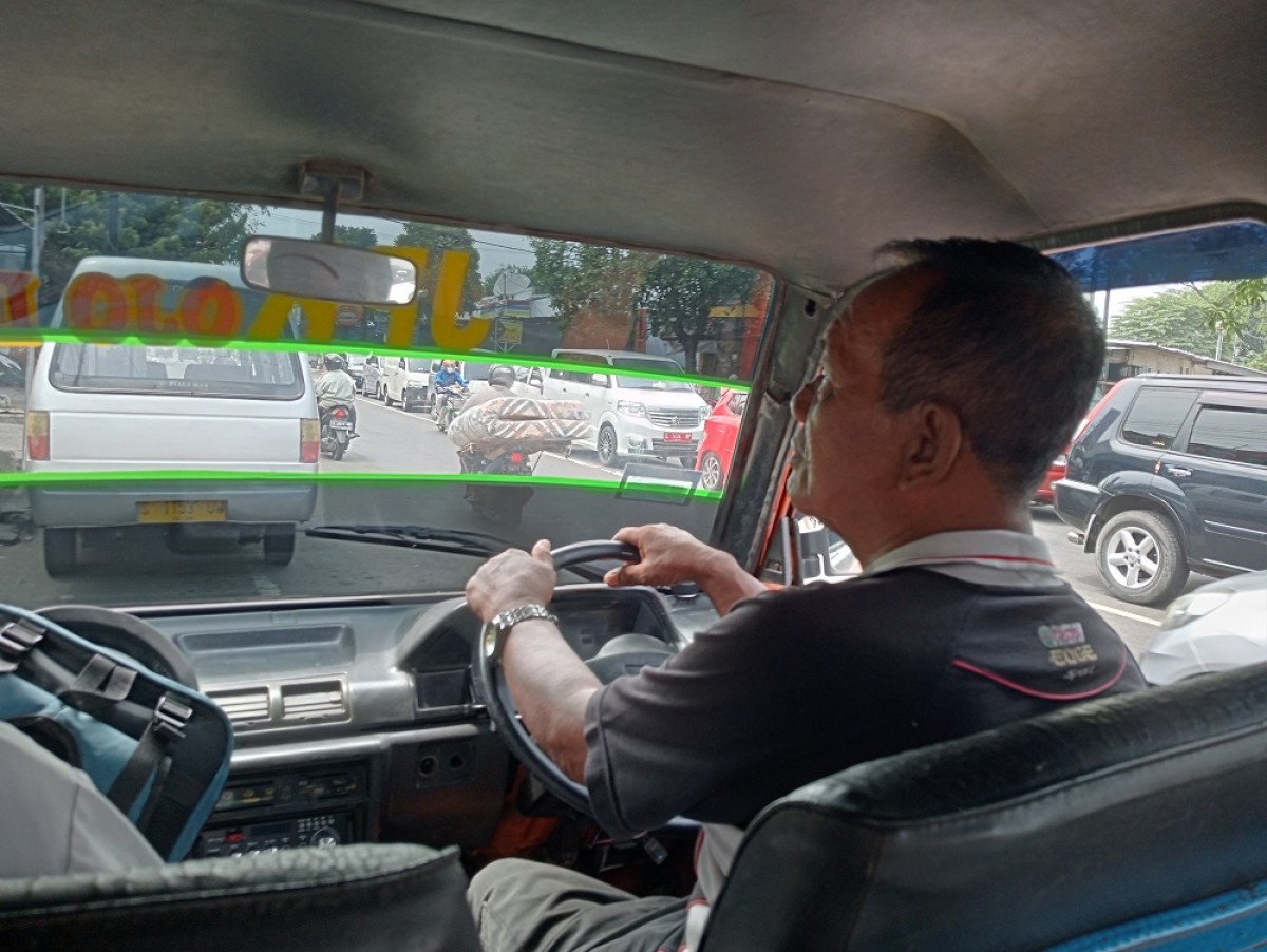 Slamet (70) sopir angkutan umum yang ada di perempatan Jomplangan stasiun. (Foto: Elok Aprianto/jatimnow.com)