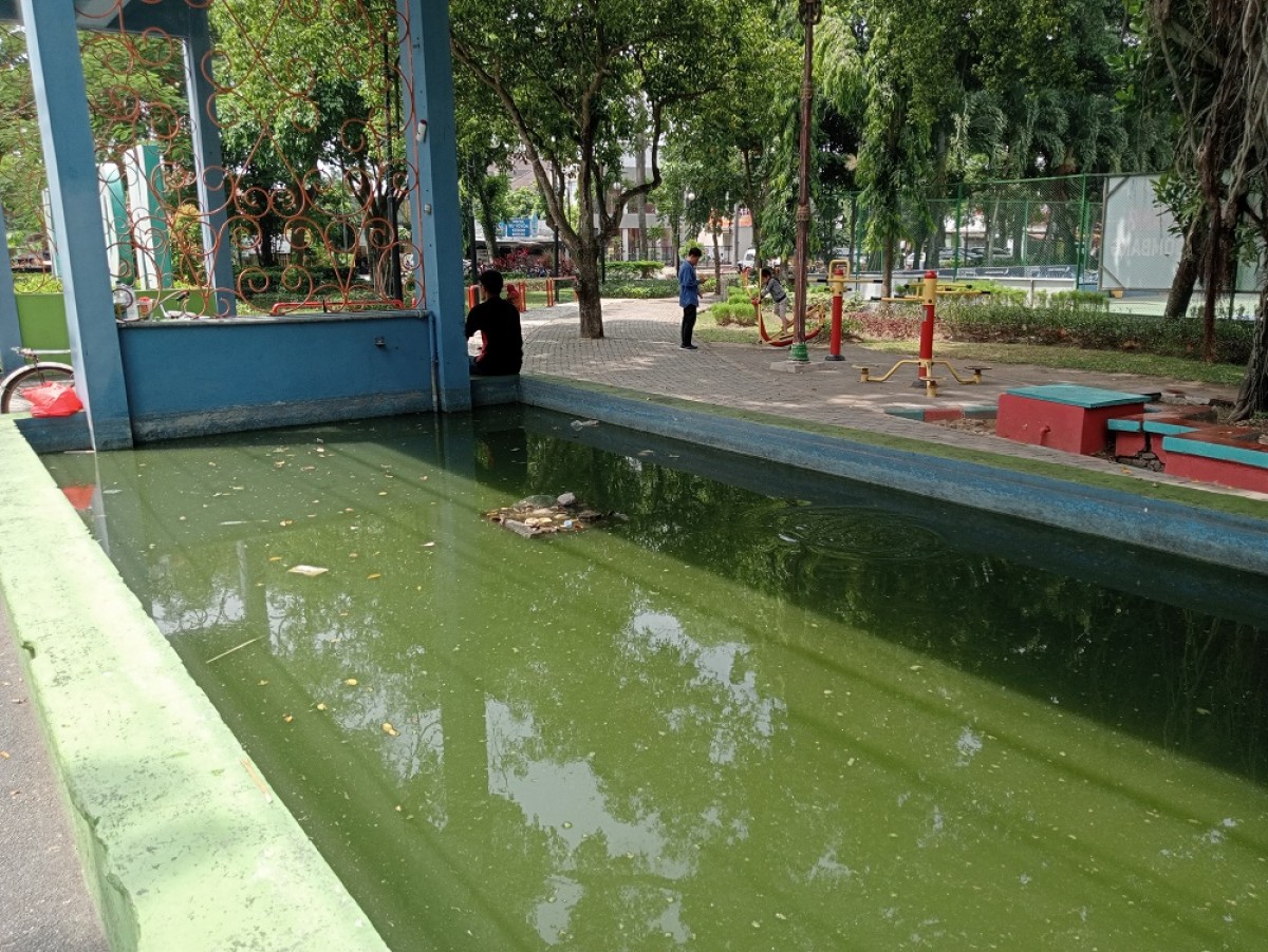 Kolam yang ada di depan Taman Kebon Rojo Jombang. (Foto: Elok Aprianto/jatimnow.com)
