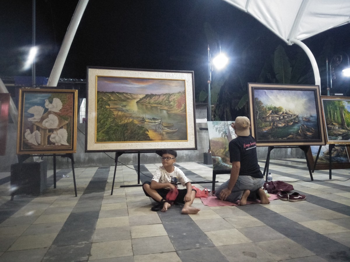 Pameran lukisan Komunitas Banyu Bening di taman Jl MH Thamrin Kecamatan/Kota Bojonegoro. (Foto-foto: Misbahul Munir/jatimnow.com)