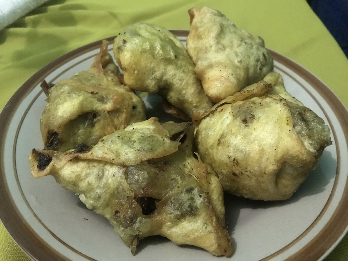 Martabak balung (Marlung) dan martabak usus (Marsus). (Foto: Zainul Fajar/jatimnow.com)