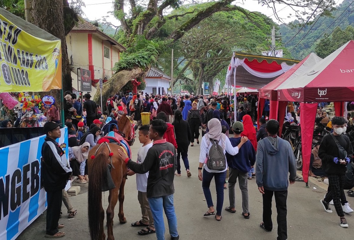 Suasana tahun baru di Wisata Telaga Ngebel Ponorogo. (Foto: Ahmad Fauzani/jatimnow.com)