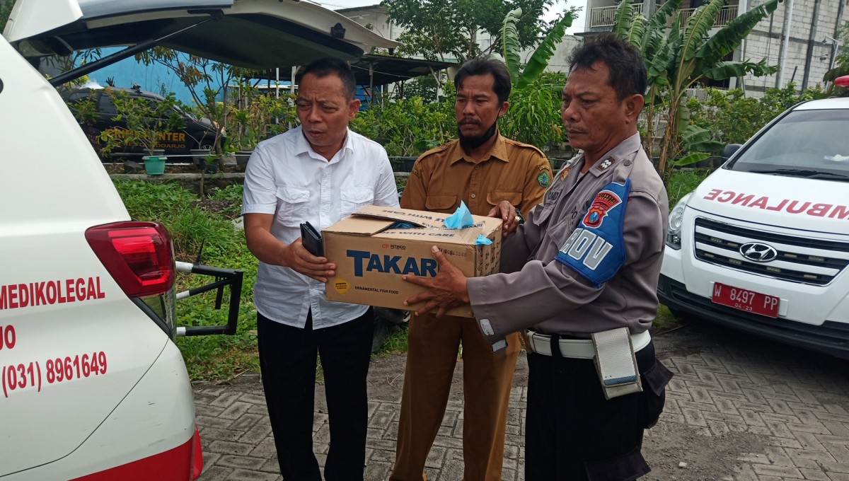 Polisi mengevakuasi temuan jasad bayi di Desa Siwalanpanji, Buduran, Sidoarjo. (foto: Zainul fajar/jatimnow.com)