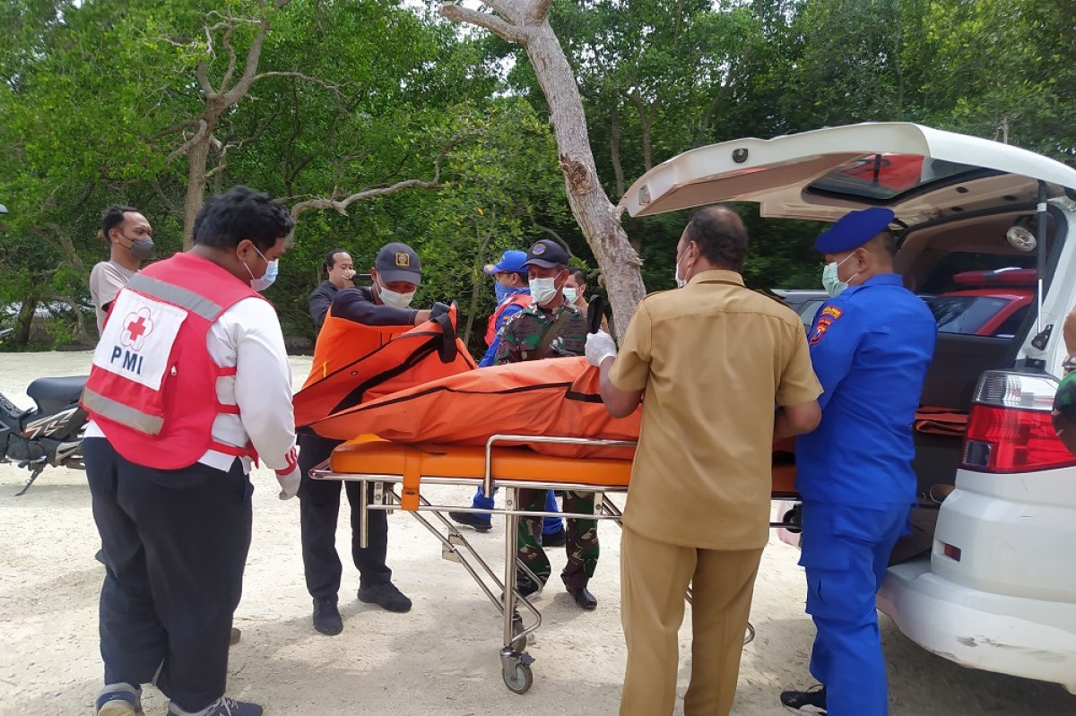 Tim SAR gabungan mengevakuasi mayat nelayan yang meninggal akibat tenggelam di laut. (Foto: Fathor Rahman/jatimnow.com)