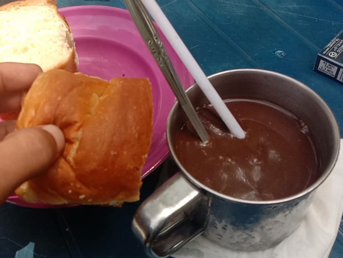 Es Cokelat dengan roti tawar yang lezat. (Foto: Rama Indra/jatimnow)