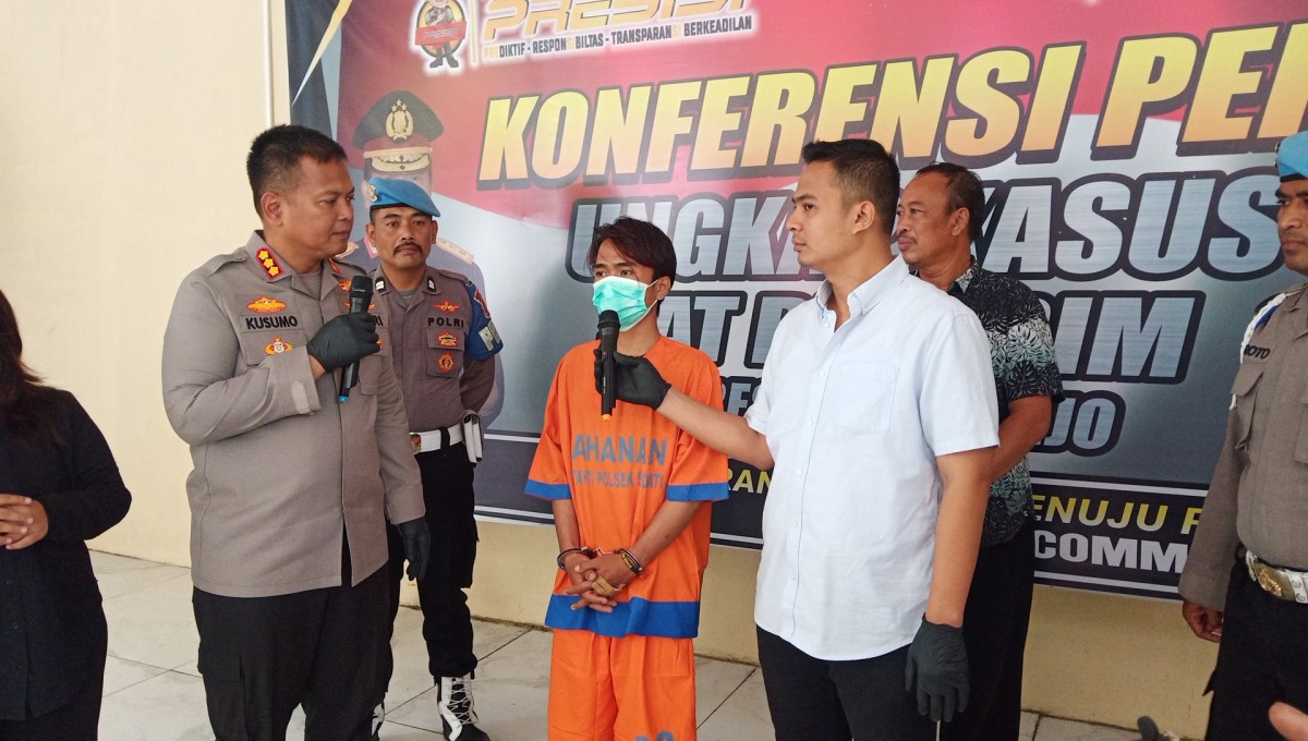 Pelaku saat memberikan keterangan aksi pembunuhan di Mapolresta Sidoarjo.(foto: Zainul Fajar/jatimnow.com)