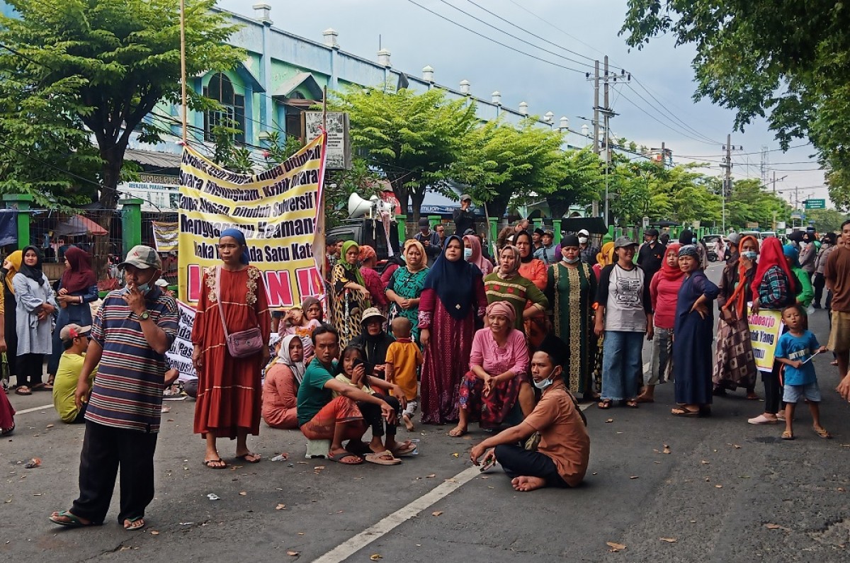 Blokade para pedagang pasar di depan Pasar Larangan. (Foto: Zainul Fajar/jatimnow.com)