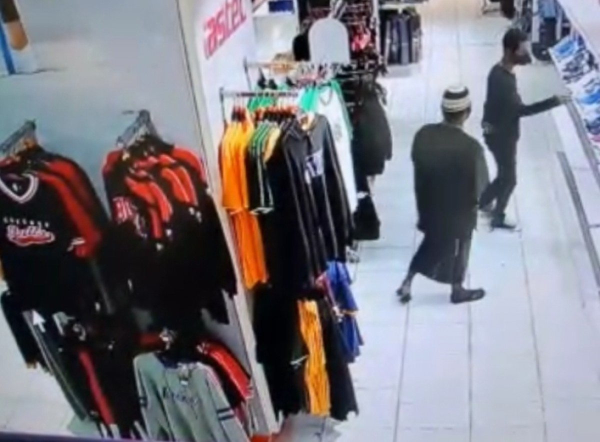 Pria Bersarung Gentayangan di Mal Surabaya, Ternyata Pencuri Pakaian Branded