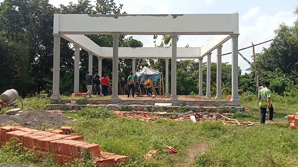 Atap Pendopo Desa Sumberglagah, Kecamatan Rembang, Kabupaten Pasuruan yang ambruk (Foto: Moch Rois/jatimnow.com)