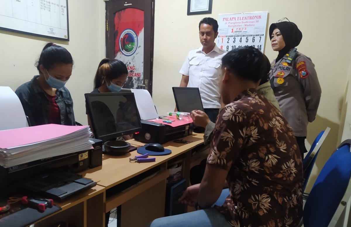 Pelaku saat diinterogasi petugas usai ditangkap. (Foto: Fathor Rahman/jatimnow.com)